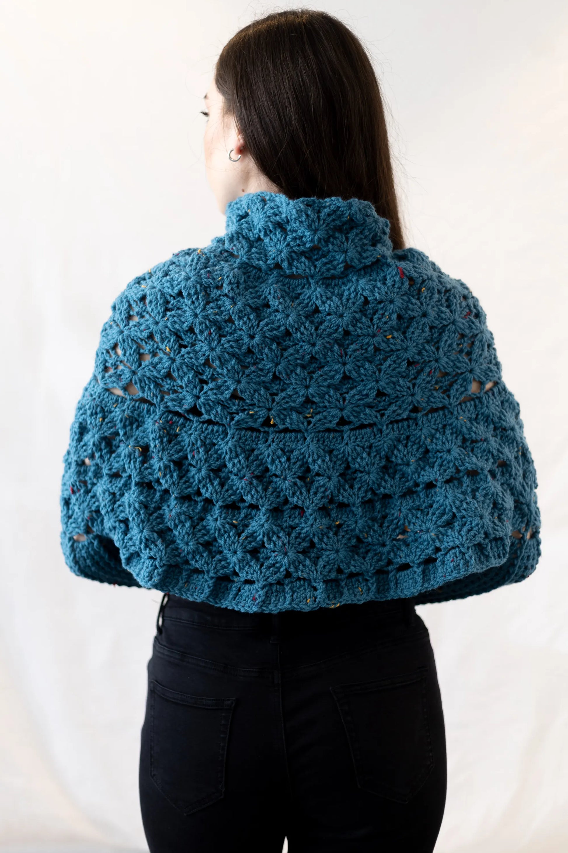 Vista de espaldas y cuello del Poncho Malala tejido a crochet con lana 100% de color azul y largo hasta cintura
