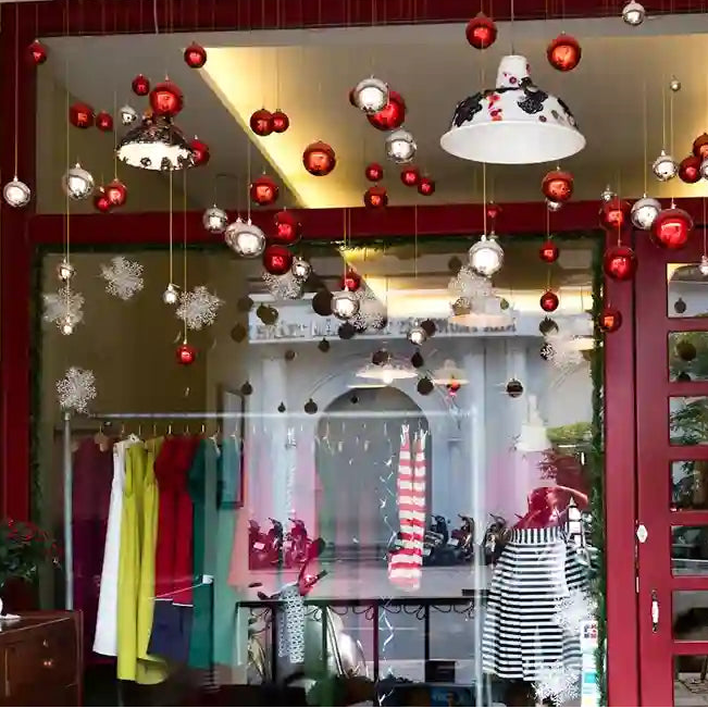 Escaparate de una tienda o boutique de ropa artesanal 