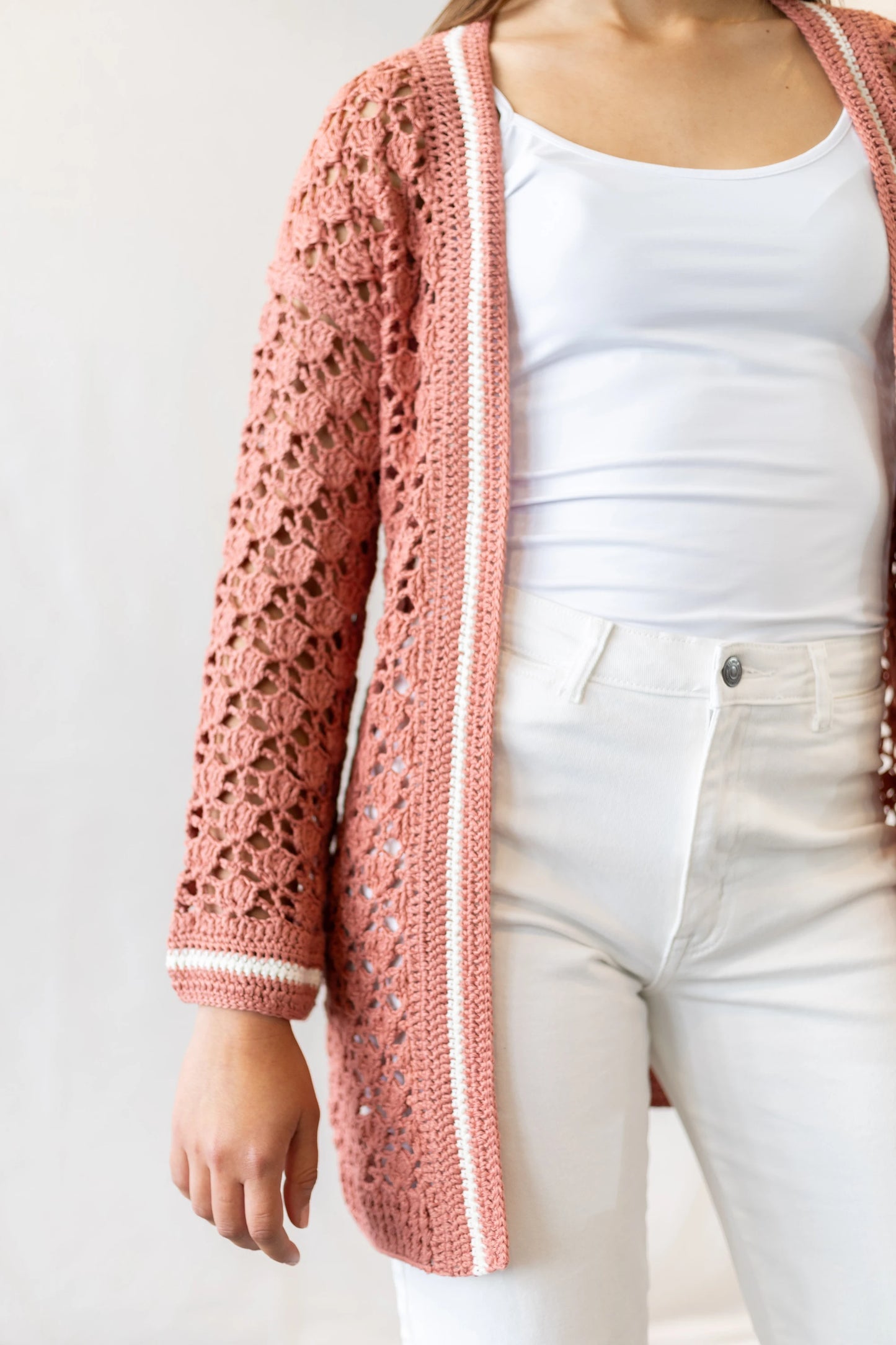 Vista detalle manga larga y cuello delantero de la Rebeca Conchita tejida a crochet con hilo de bambú color maquillaje