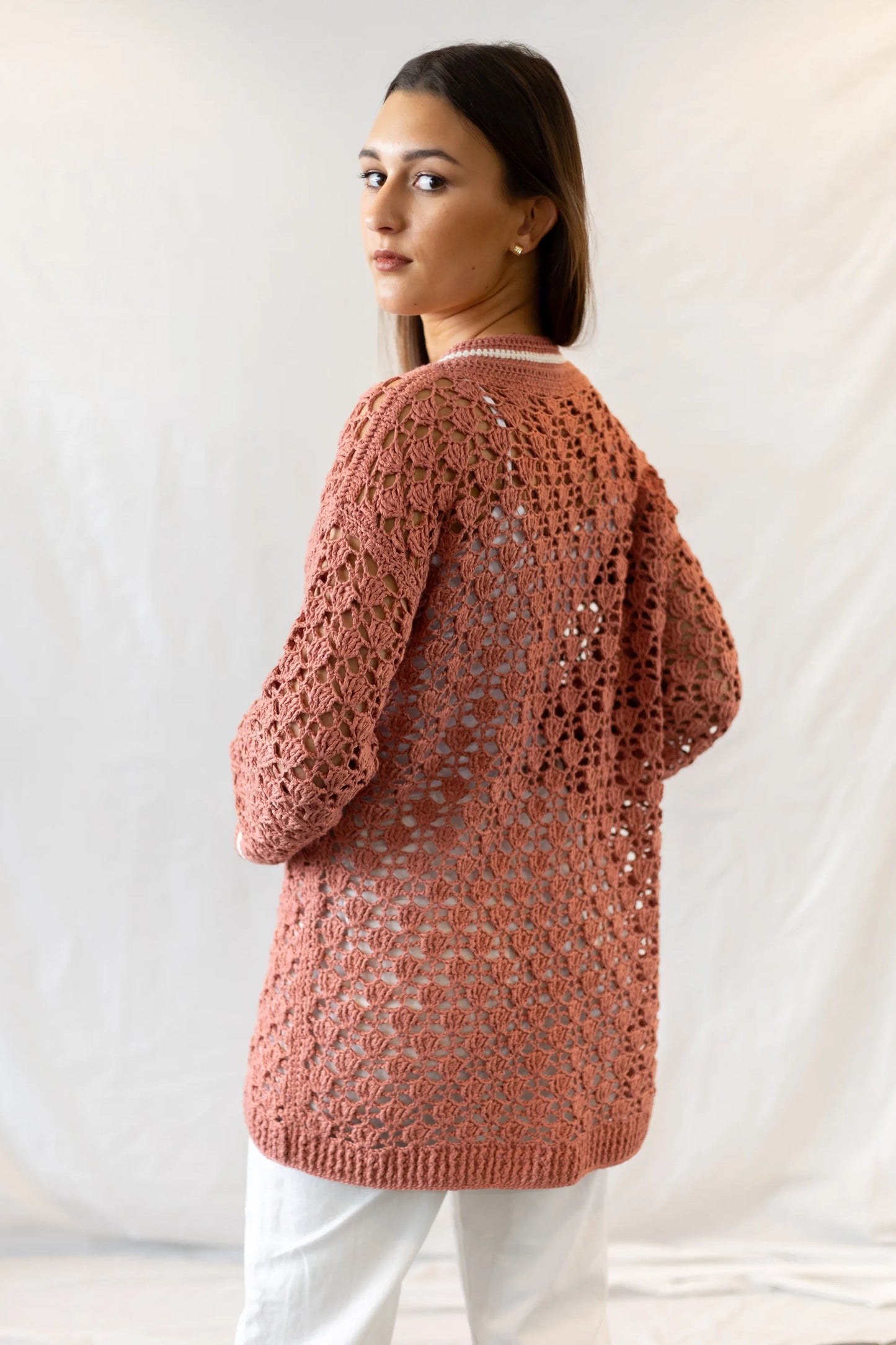 Vista espalda de la Rebeca Conchita tejida a crochet con hilo de bambú color maquillaje