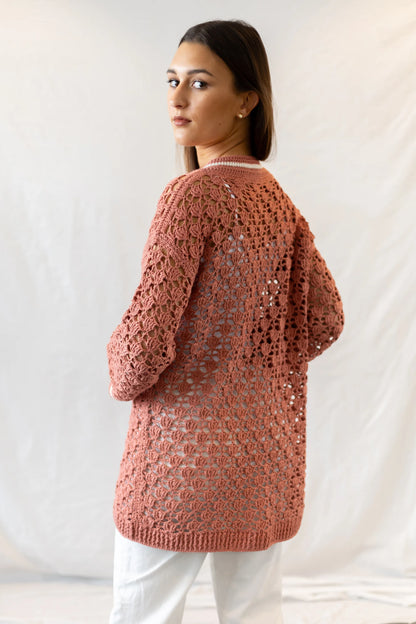 Vista espalda de la Rebeca Conchita tejida a crochet con hilo de bambú color maquillaje