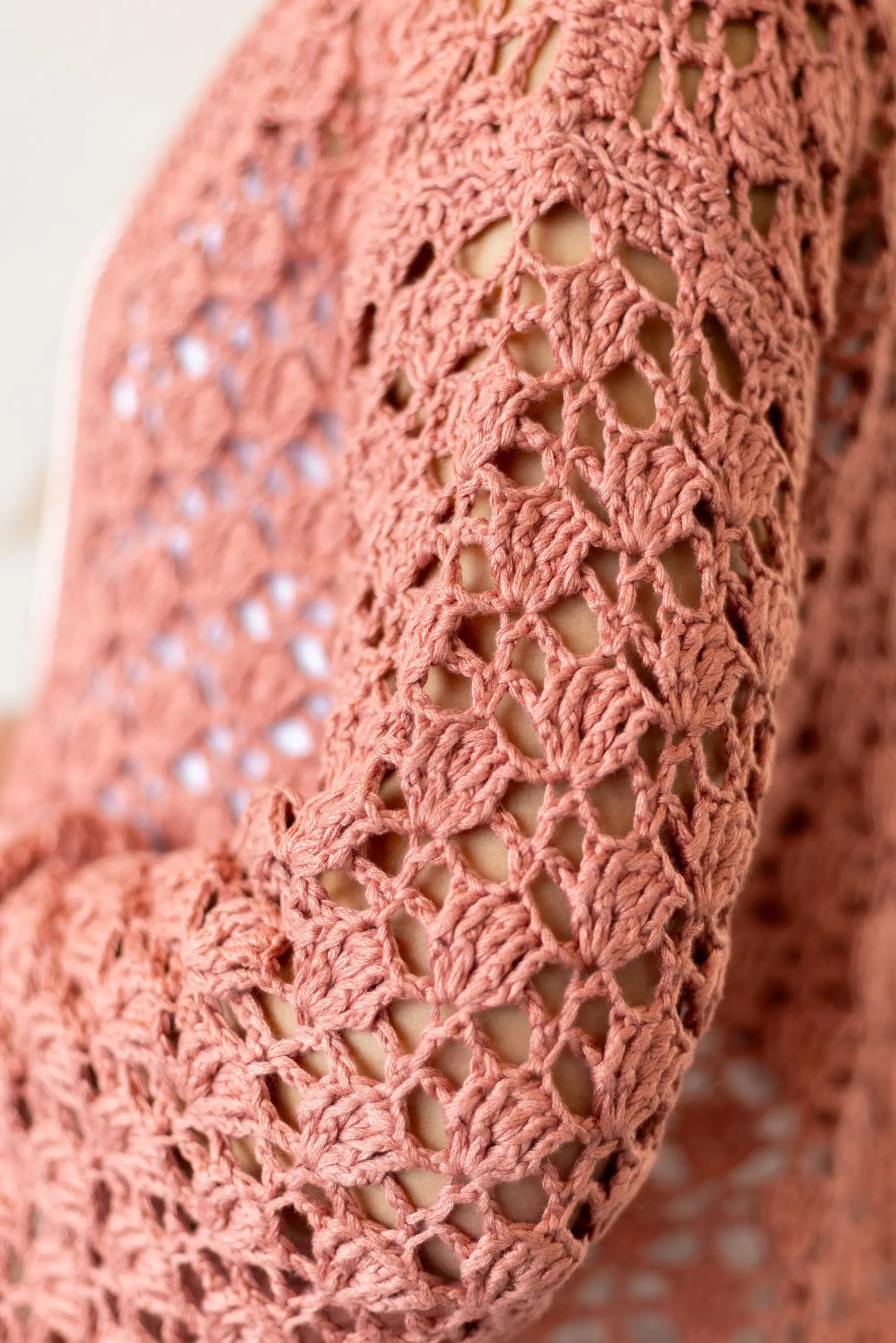 Vista detalle punto manga de la Rebeca Conchita tejida a crochet con hilo de bambú color maquillaje