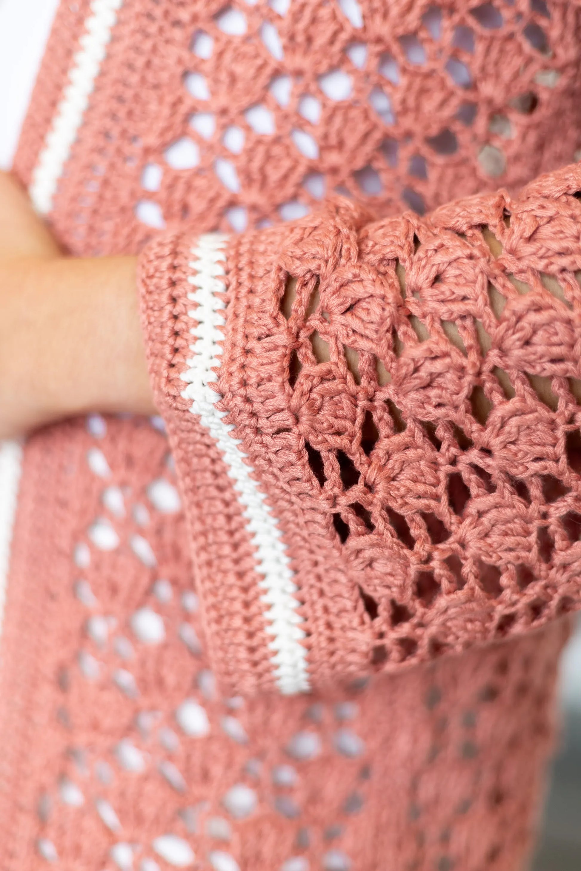 Vista detalle puño de la Rebeca Conchita tejida a crochet con hilo de bambú color maquillaje