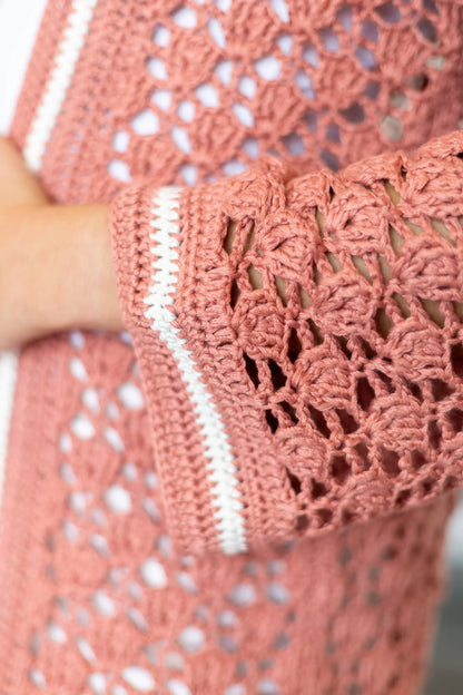 Vista detalle puño de la Rebeca Conchita tejida a crochet con hilo de bambú color maquillaje