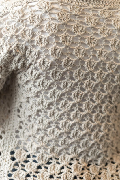 Vista detalle punto de la Rebeca Conchita en manga corta tejida a crochet con lana en color gris y blanco