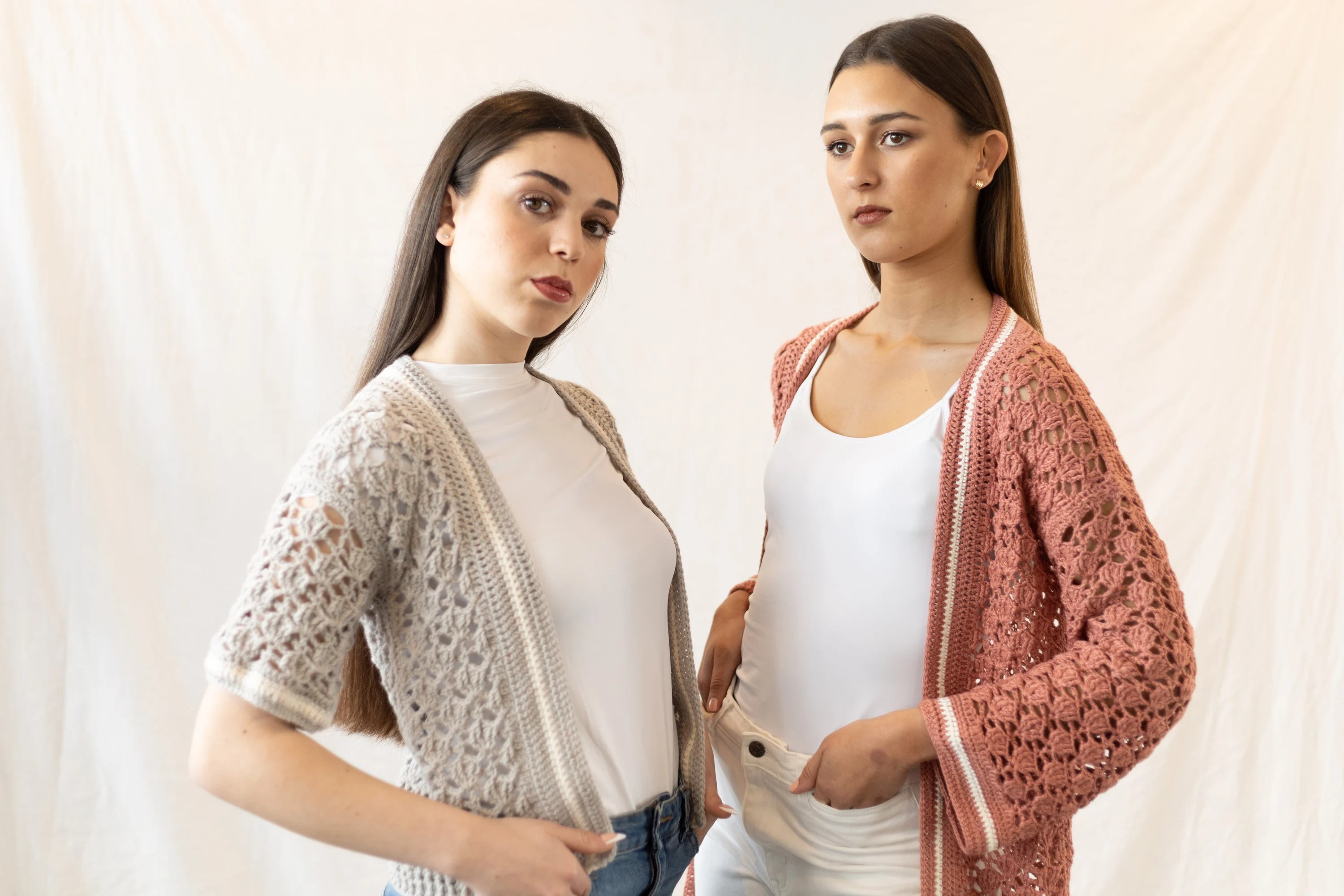 Vista frontal de modelos con rebeca conchita tejida en crochet en lana y bambú