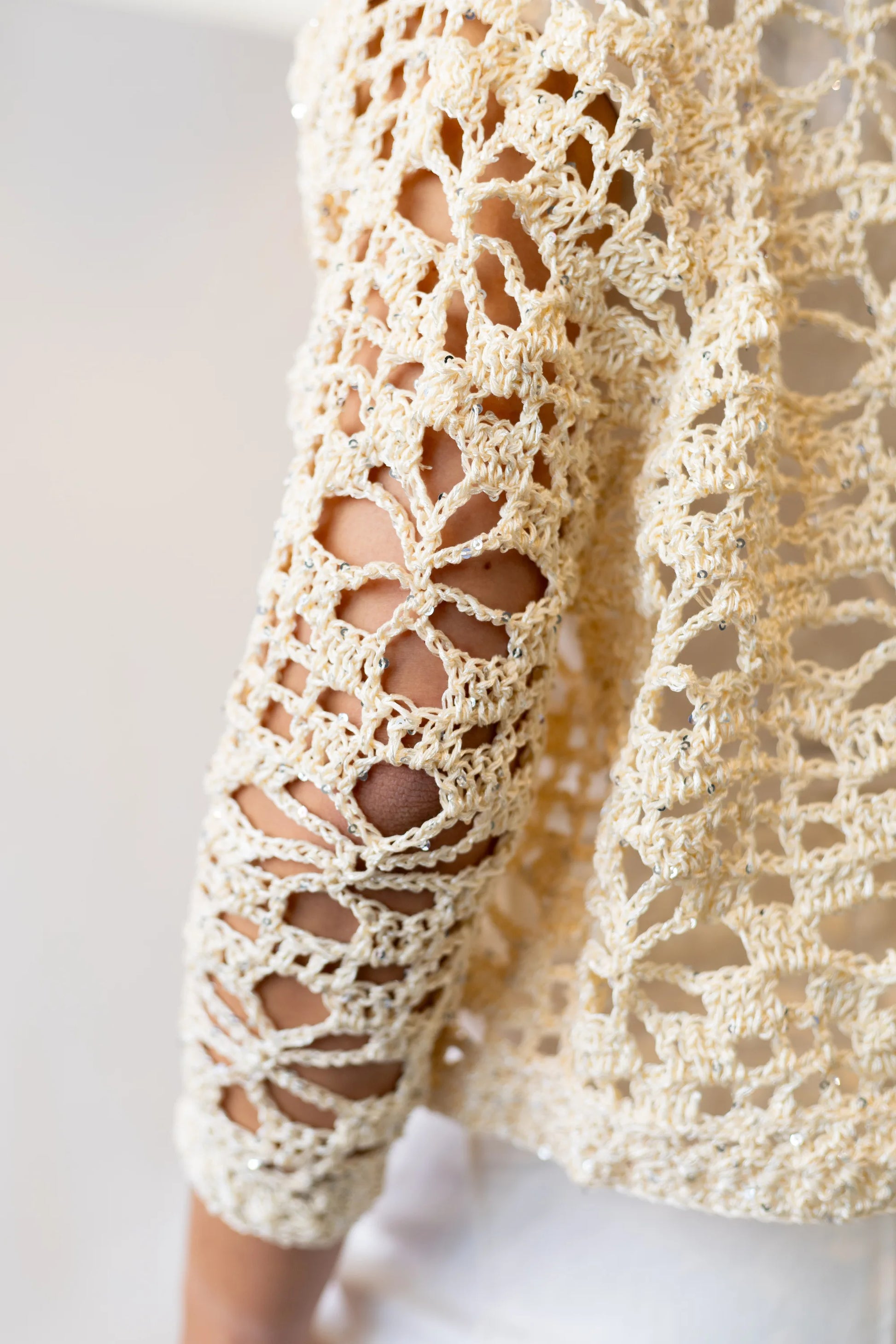 Vista detalle manga espalda de la Rebeca Floral con lazada