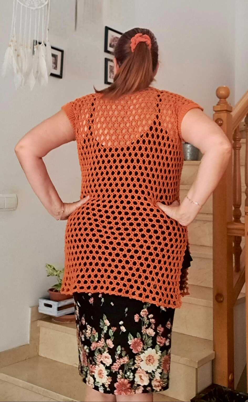 Vista espalda de la Túnica Molly de EH NENA tienda de moda artesanal tejida por tester color caldera