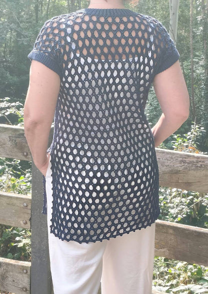 Vista espalda de la Túnica Molly de EH NENA tienda de moda artesanal tejida por tester color azul klein